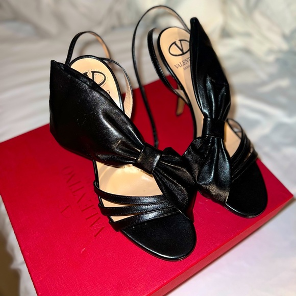 Valentino Garavani Black Bow Heels - Picture 1 of 4
